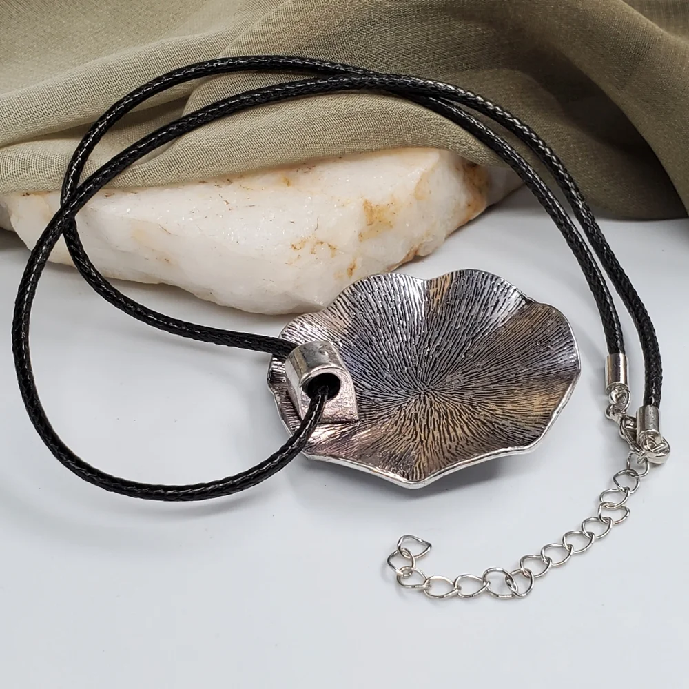 ❤️ Silver Disc Pendant Black Cord Contemporary Necklace Hypoallergenic Jewel